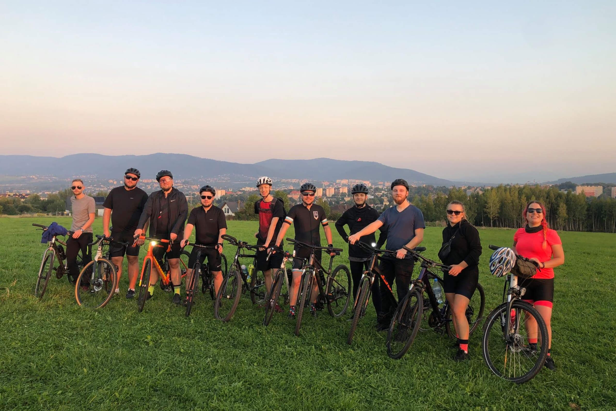 Ekipa Ageno Bike Lovers w Bielsku-Białej o zachodzie słońca