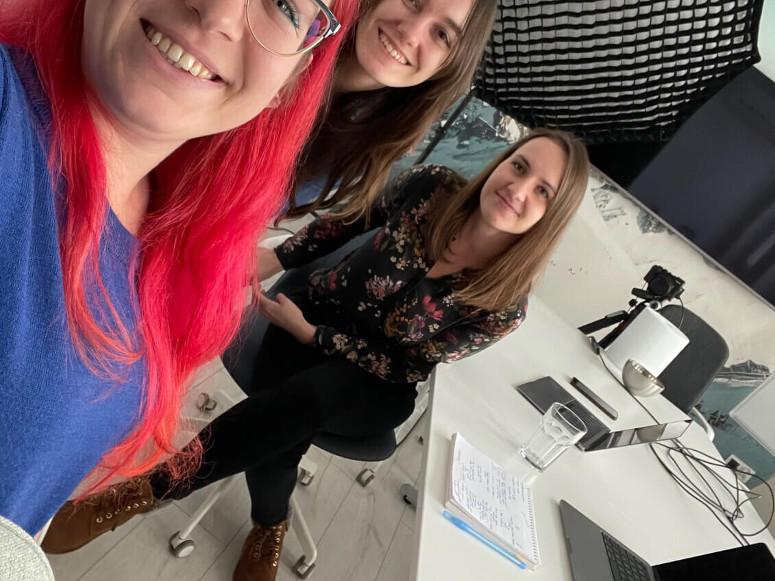 Trzy uśmiechnięte dziewczyny w biurze firmy Ageno w Bielsku-Białej