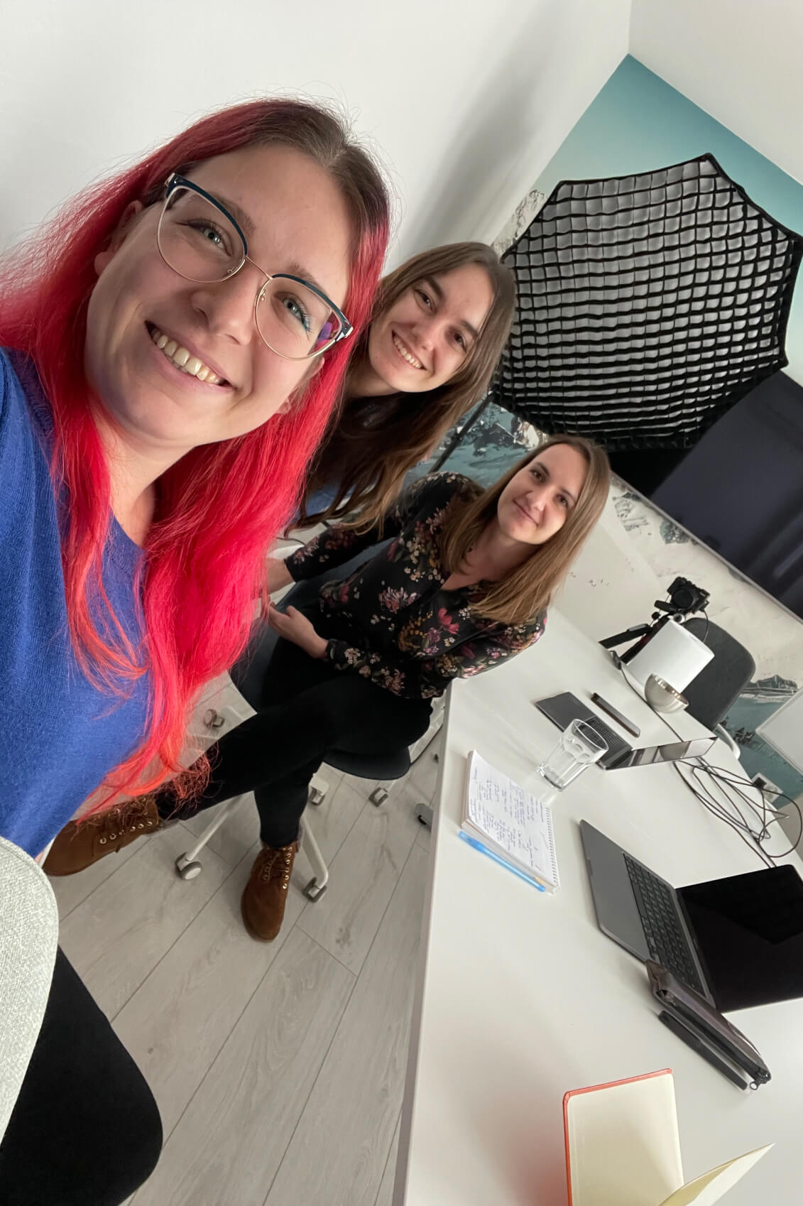 Trzy uśmiechnięte dziewczyny w biurze firmy Ageno w Bielsku-Białej