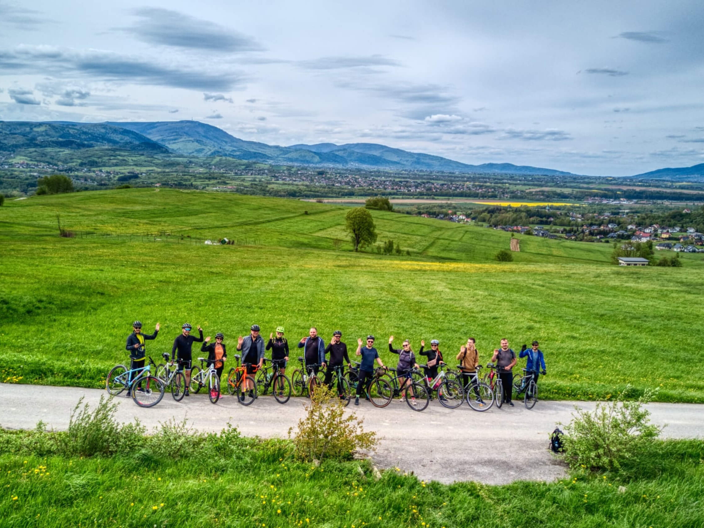 Ekipa Ageno Bike Lovers na rowerach z lotu ptaka na tle gór w Bielsku-Białej