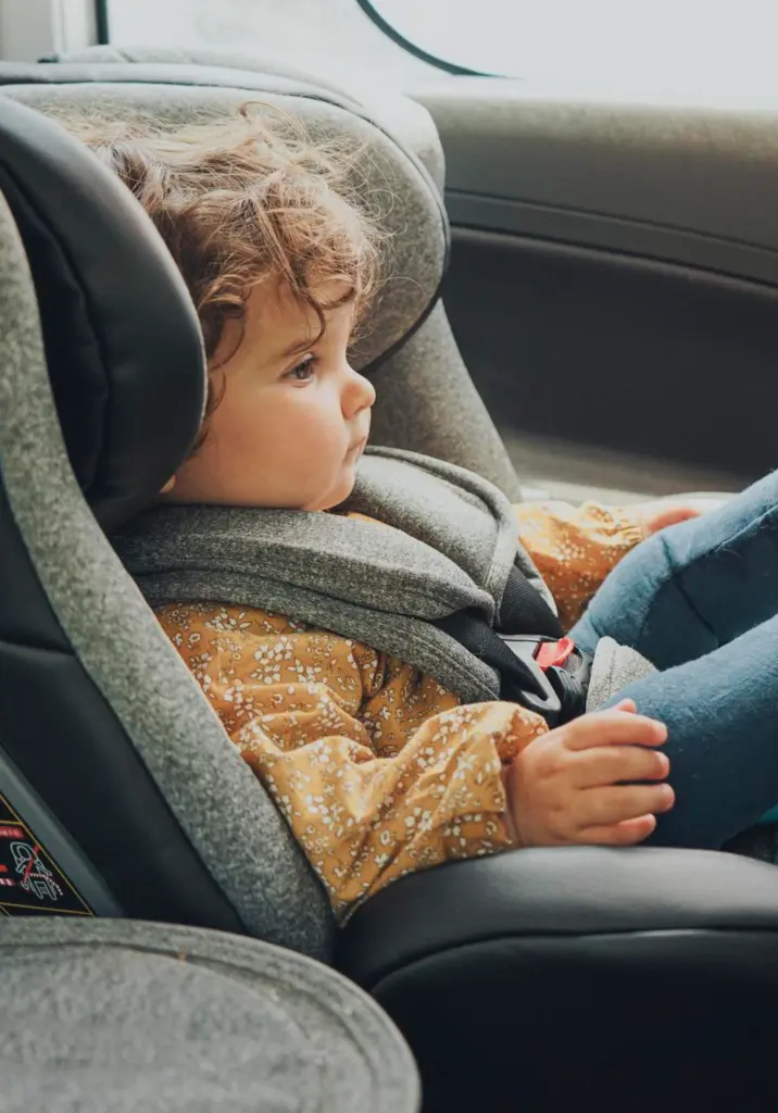 Małe dziecko w foteliku samochodowym