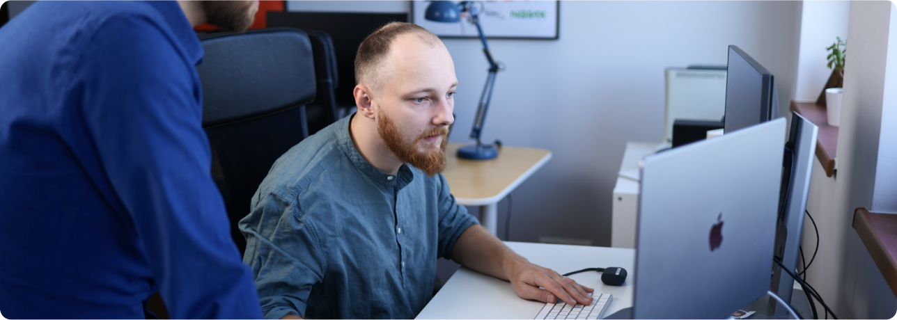 Usługa rozwój i utrzymanie Magento - developer Ageno w trakcie pracy